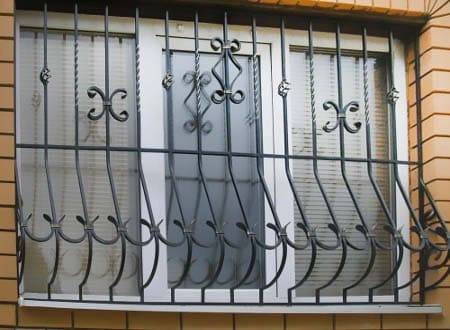 Решетка на окне высокого этажа Решетка на окне высокого этажа